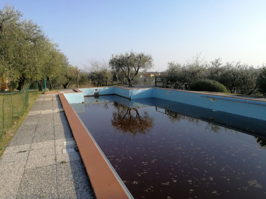 piscina con problemi di tenuta